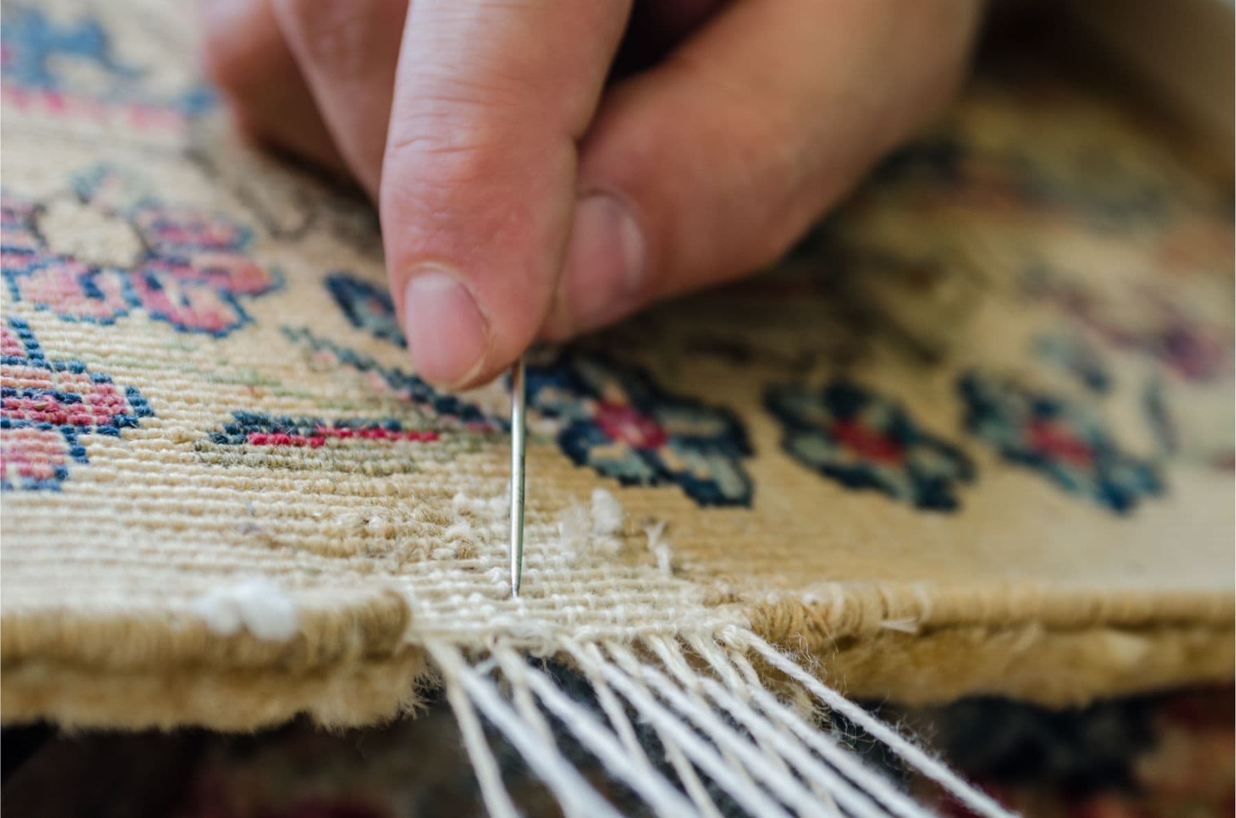 Teppichreparatur München – Handwerksmeister bei der Teppichrestaurierung im Teppich-Wasch-Center Bayern