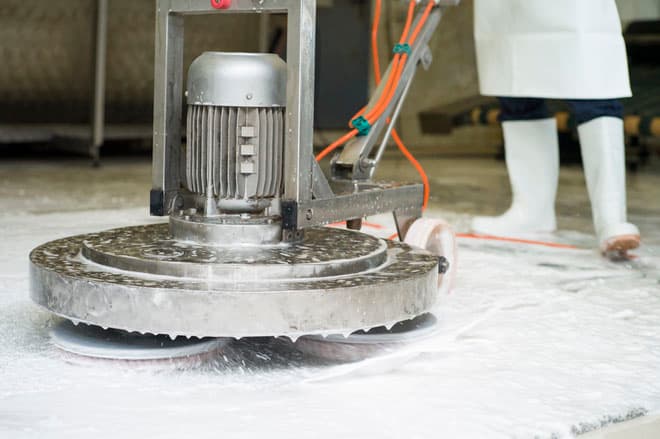 Fleckenentfernung mit professioneller Bürstenmaschine bei der Teppichreinigung