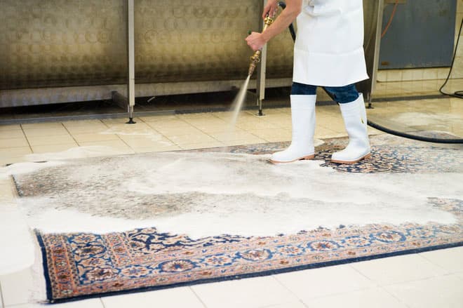 Professionelle Teppichwäsche flachliegend mit pH-neutraler Seife und Wasser